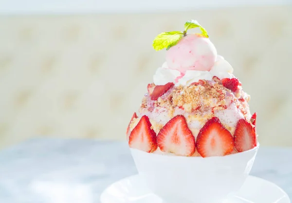 Fresa crumble bingsu — Foto de Stock