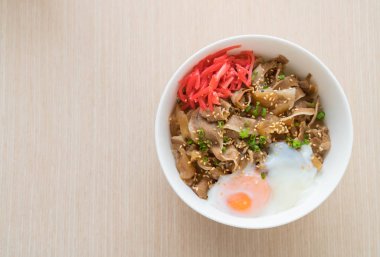 pirinç tepesinde dilim domuz eti ve onsen ile yumurta