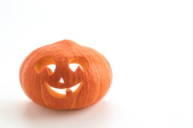 Cadılar Bayramı balkabakları gülümsüyor ve parti gecesi için keskin gözler