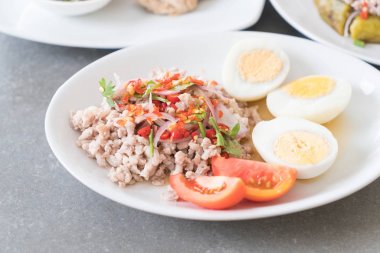 Yumurta salatası baharatlı kıyılmış domuz