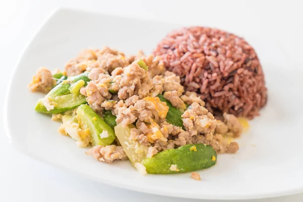 Stir-fried cucumber, egg and mince with berry rice — Stock Photo, Image