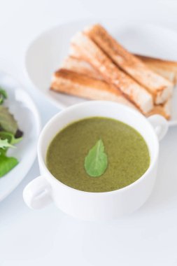 Ispanak çorbası ıspanak yaprakları ve ekmek ile