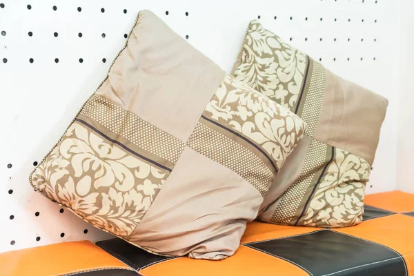 Almohada en la decoración del sofá — Foto de Stock