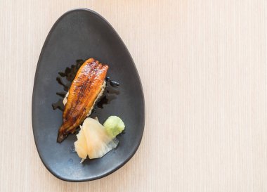  Yılan balığı suşi pirinç