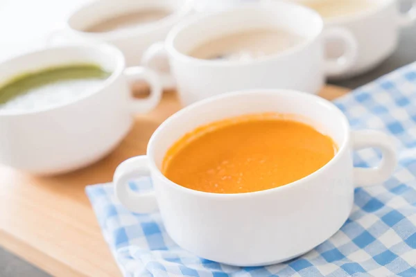 Soupe aux carottes sur la table — Photo