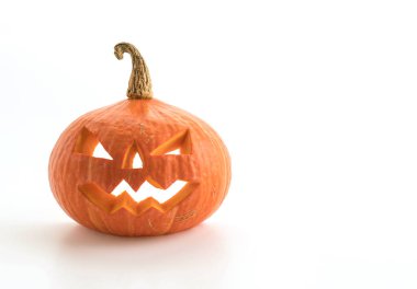 Cadılar Bayramı balkabakları gülümsüyor ve parti gecesi için keskin gözler