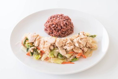 Kızarmış erişte ve berry pilavlı tavuk