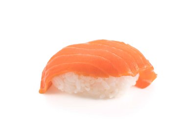 beyaz zemin üzerine somon suşi