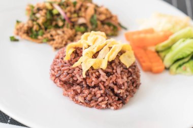 Baharatlı kıyılmış domuz berry pirinç salatası 