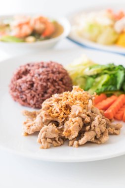 Kızarmış domuz sarımsak ve biber berry pirinç ile