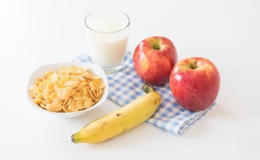 süt, elma, muz ve Mısır gevreği