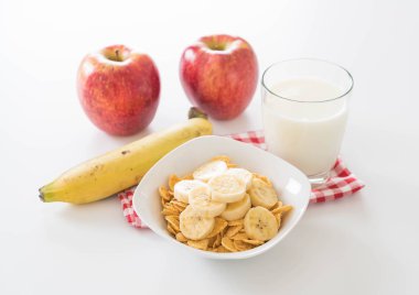 süt, elma, muz ve Mısır gevreği