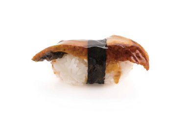 Beyaz arka plan üzerinde yılan balığı suşi