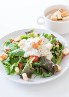 Taze sebze salatası. 