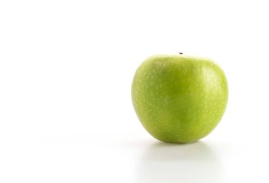 Beyaz arkaplanda yeşil elma