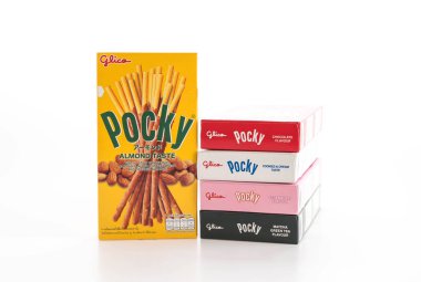 Bangkok, Tayland - 9 Haziran 2016: Bisküvi sopa kutusuyla pocky 