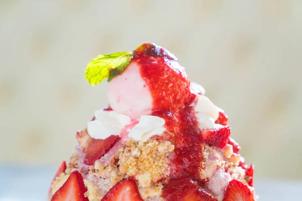 Fresa crumble bingsu — Foto de Stock