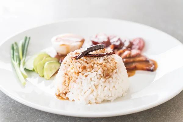 Babi merah panggang dengan saus dan nasi. — Stok Foto