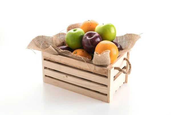 Апельсины, зеленые и красные яблоки — стоковое фото