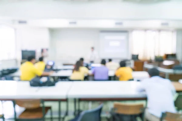 Abstrakte Unschärfen Menschen studieren oder Vorträge halten oder sich treffen oder Workshops abhalten — Stockfoto