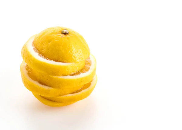 Limão fatiado no fundo branco — Fotografia de Stock