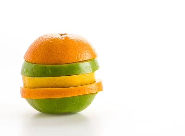 Maçãs fatiadas e frutas de laranja — Fotografia de Stock
