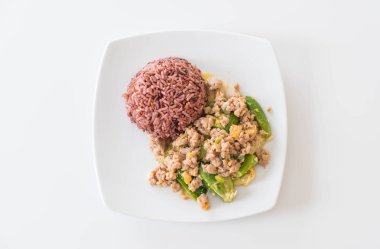 tavada kızartılmış salatalık, yumurta ve berry pirinç kıyma