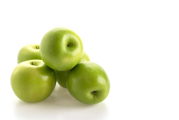 Groene appel op witte achtergrond — Stockfoto