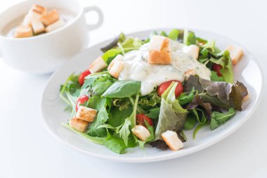 Taze sebze salatası. 