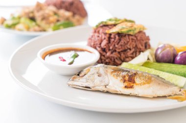 Kızarmış uskumru, karides ezmesi soslu ve böğürtlenli pilav.