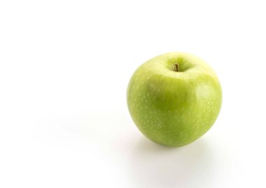 Beyaz arkaplanda yeşil elma