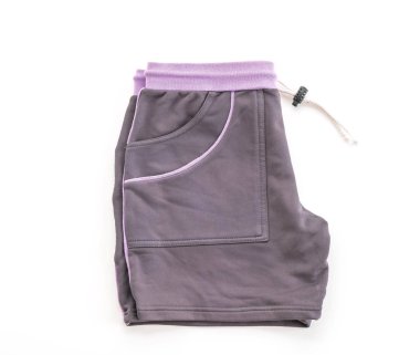 Beyaz arka planda gri şort