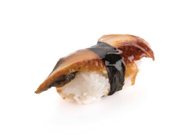 Beyaz arka plan üzerinde yılan balığı suşi