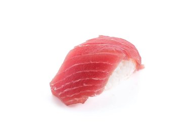 Ton balıklı sushi beyaz arka plan üzerinde