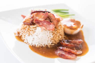 Soslu ve pirinçli ızgara kırmızı domuz eti.