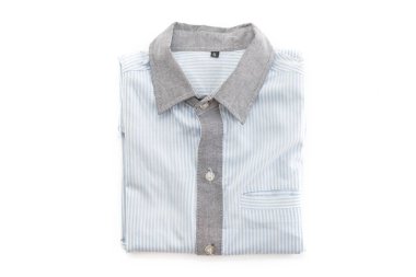 Gömlek beyaz arkaplanda