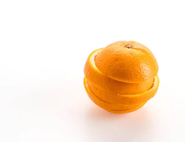 Fetta arancione su sfondo bianco — Foto Stock