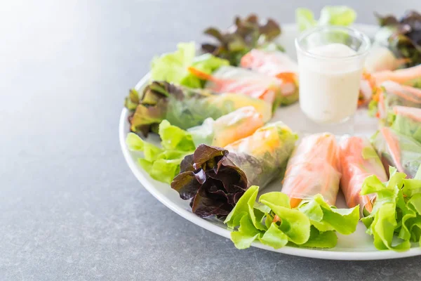 Tagliatelle di verdure fresche involtino primavera, cibo dietetico, cibo pulito, insalata — Foto Stock