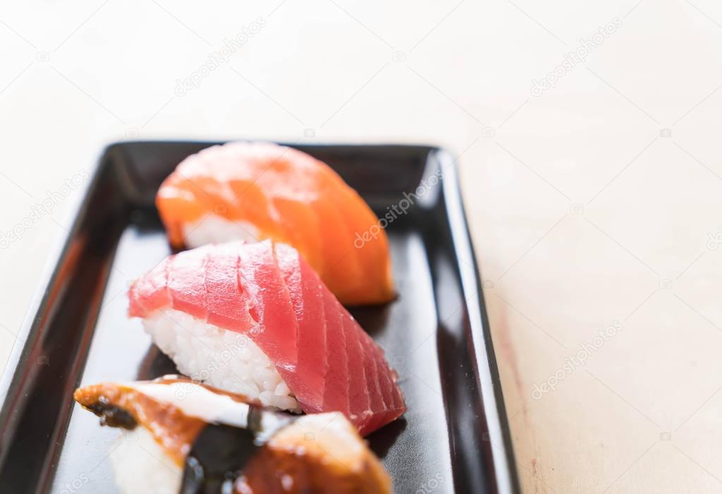 mixed sushi set