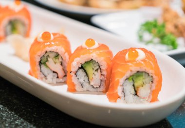 Masanın üzerine somon roll