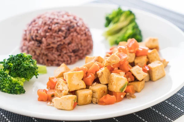 Remuer le tofu frit et la carotte avec du riz aux baies — Photo