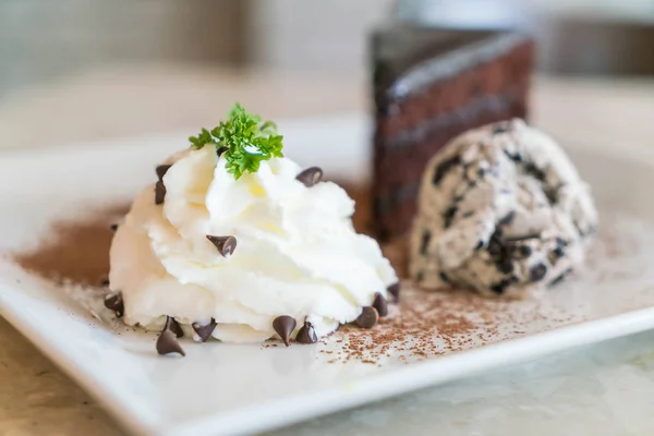 초콜릿 케이크 아이스크림과 휘 핑 크림 — 스톡 사진