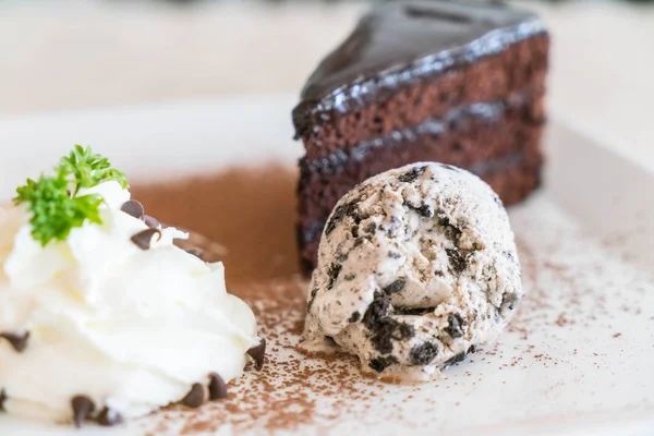 Dondurma ve çırpılmış krema ile çikolatalı kek — Stok fotoğraf