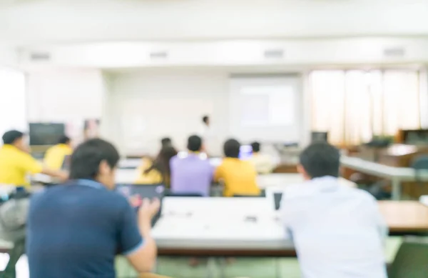 Abstrakte Unschärfen Menschen studieren oder Vorträge halten oder sich treffen oder Workshops abhalten — Stockfoto