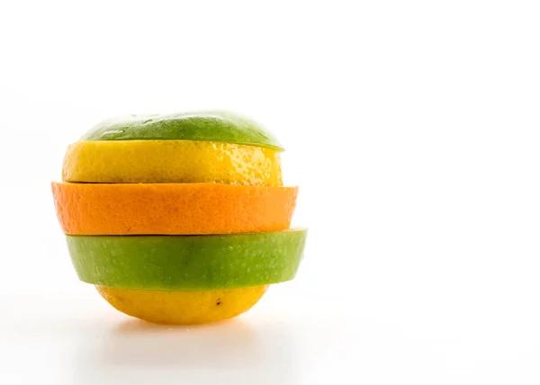 Maçãs fatiadas e frutas de laranja — Fotografia de Stock