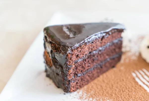 Gâteau au chocolat avec glace et crème fouettée — Photo