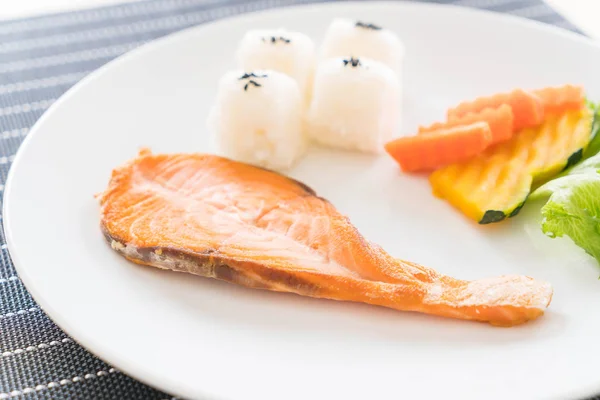 Bife de salmão - estilo de comida japonesa — Fotografia de Stock