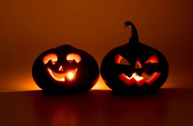 Cadılar Bayramı balkabakları gülümsüyor ve parti gecesi için keskin gözler