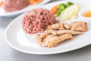 kızarmış tavuk berry pirinç ile sarımsak kara biber