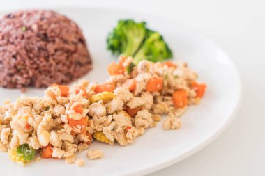 Stir Fried kıyılmış tavuk ve Berry pirinç havuç